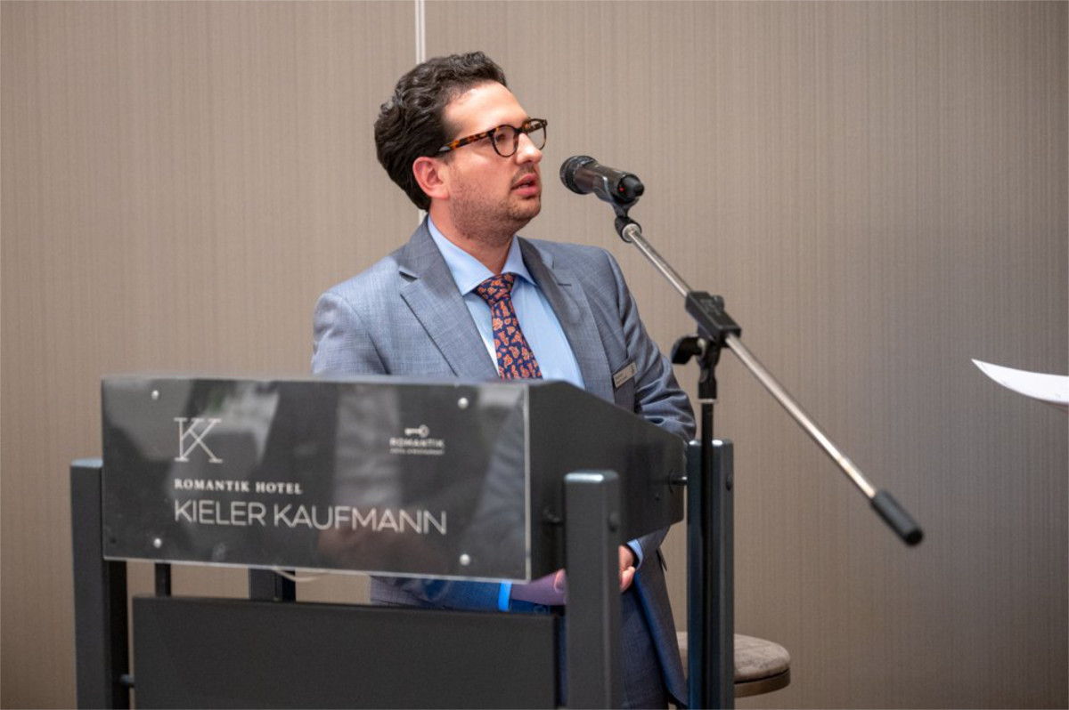 Bastian Mahmoodi hält einen Vortrag im Romantik Hotel Kieler Kaufmann.