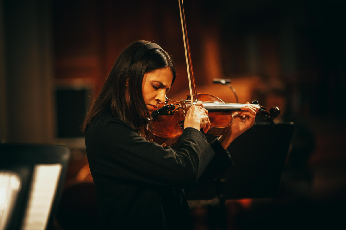 Eine Violinistin spielt konzentriert während eines Konzerts.