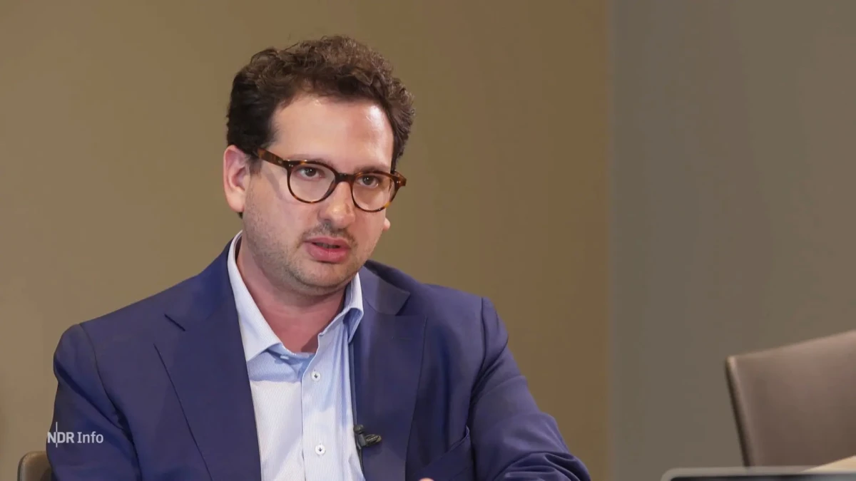 Bastian Mahmoodi während eines Interviews bei NDR Info.