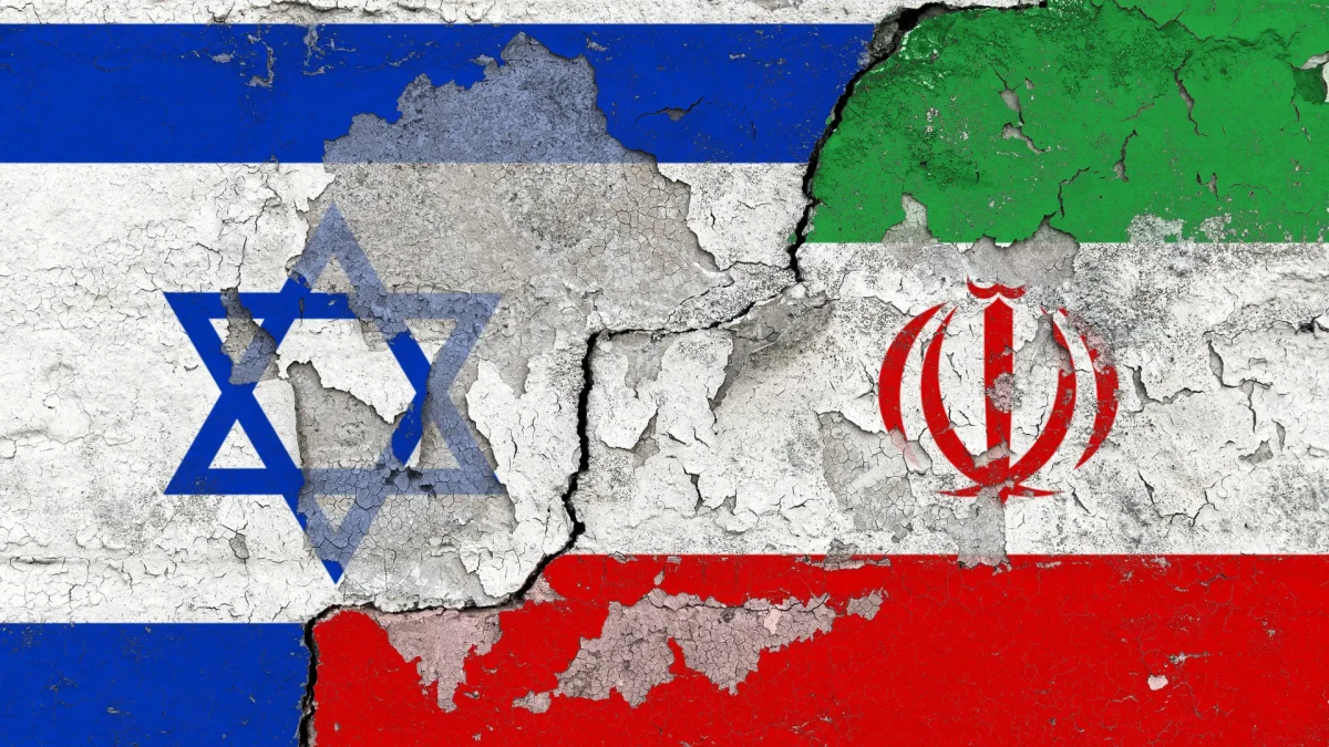 Darstellung der Flaggen Israels und Irans auf einer rissigen Wand, nebeneinander angeordnet.