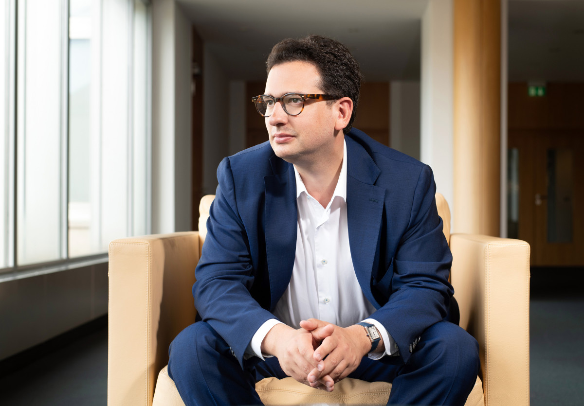 Porträtfoto von Bastian Mahmoodi in einem Foyer.